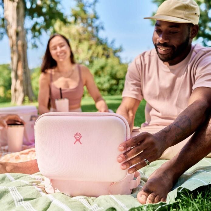 5-l-carry-outtm-lunch-box-h4 hf_s24_trillium_45_1.jpg